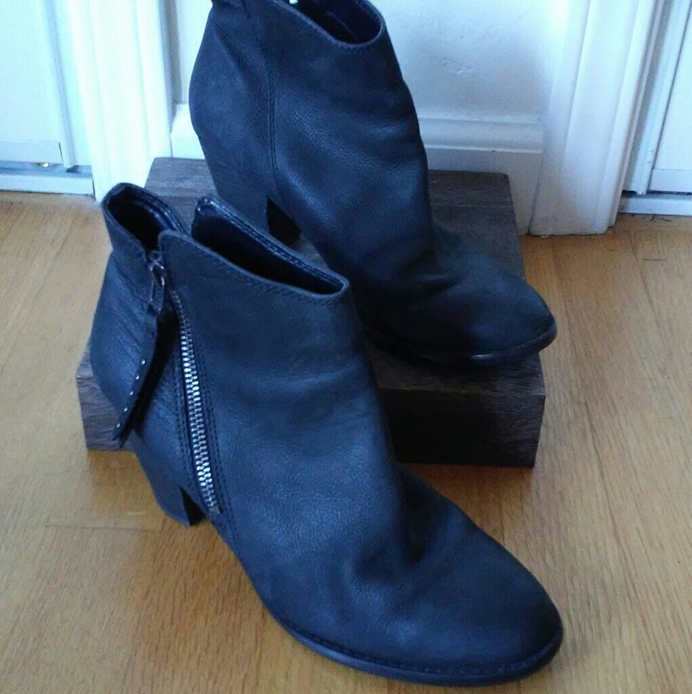 Steve Madden Black Leather Booties Gently Worn